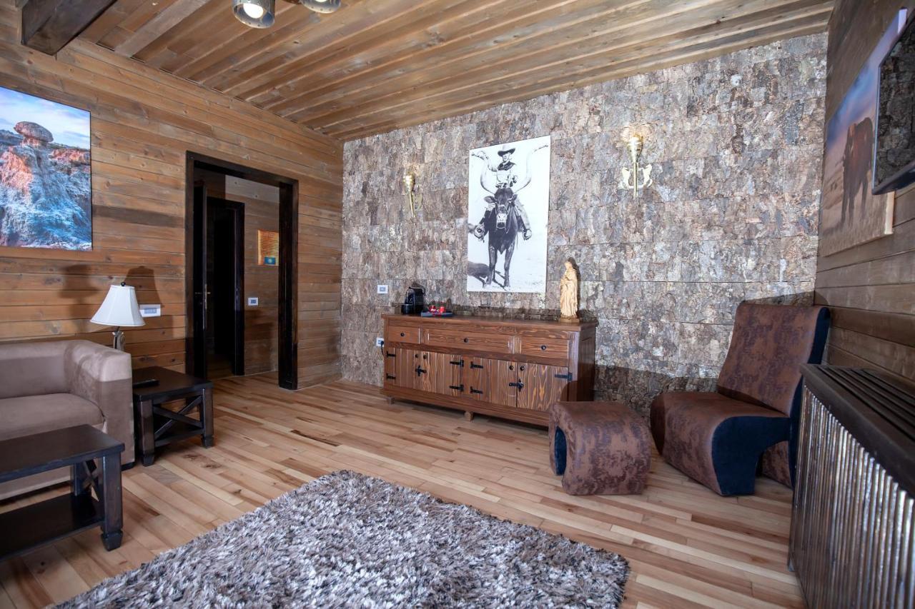 Maggie'S Ranch Hotell Rîşnov Exteriör bild