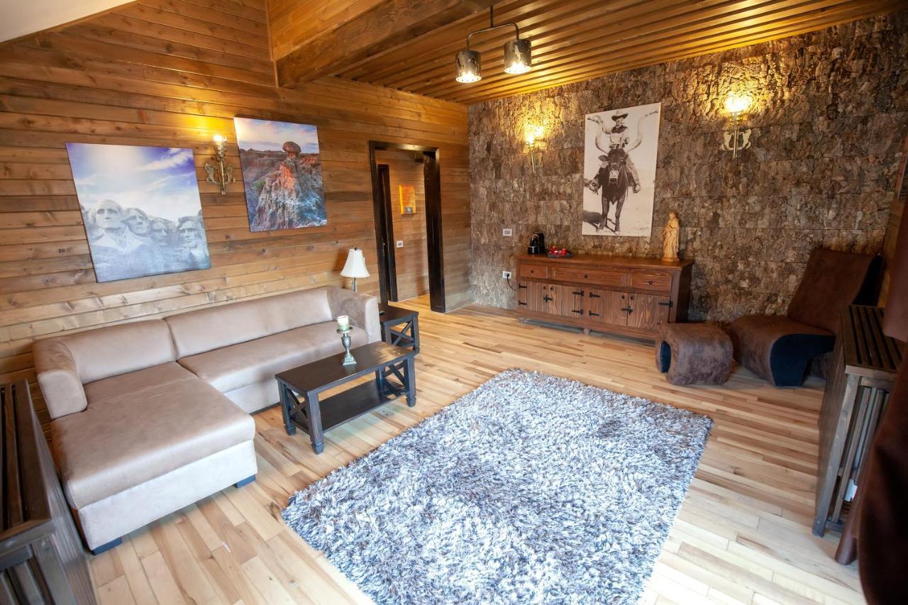Maggie'S Ranch Hotell Rîşnov Exteriör bild