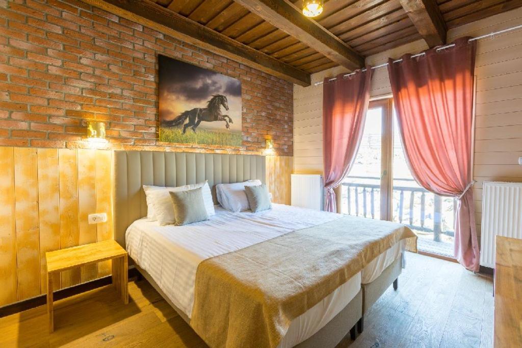 Maggie'S Ranch Hotell Rîşnov Exteriör bild