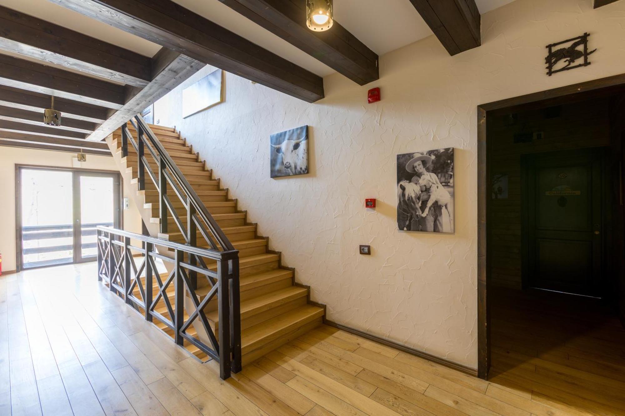 Maggie'S Ranch Hotell Rîşnov Exteriör bild