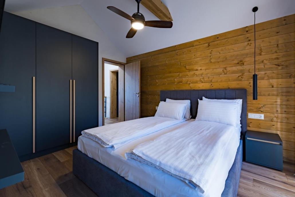 Maggie'S Ranch Hotell Rîşnov Exteriör bild