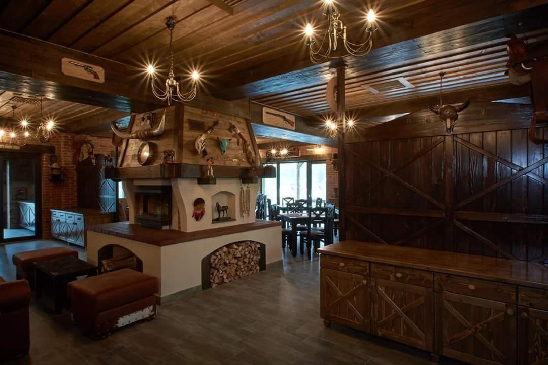 Maggie'S Ranch Hotell Rîşnov Exteriör bild
